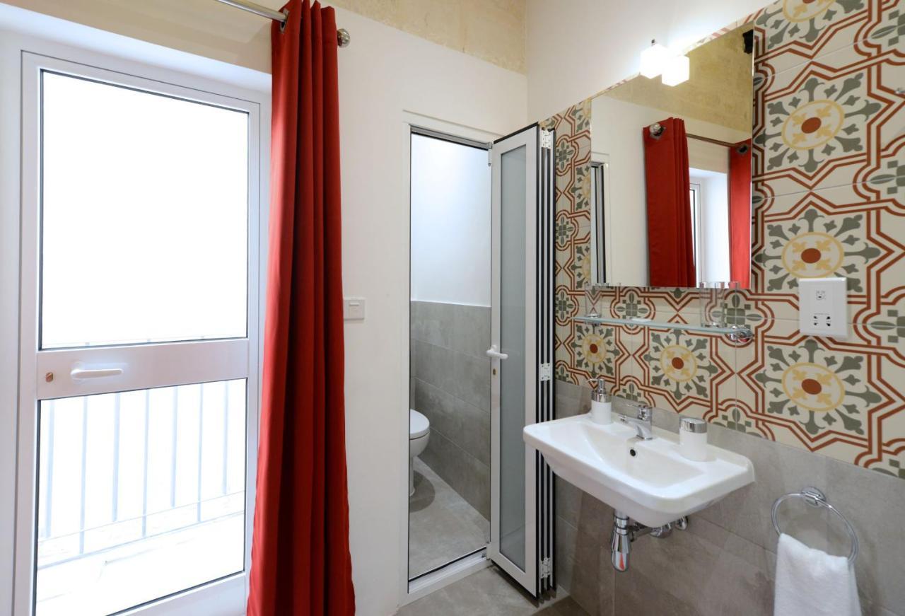 Private Rooms With Bathroom In วัลเลตตา ภายนอก รูปภาพ