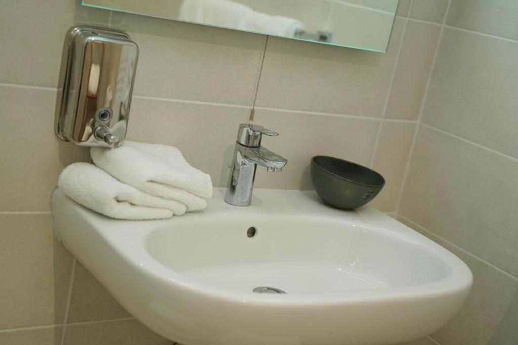 Private Rooms With Bathroom In วัลเลตตา ภายนอก รูปภาพ